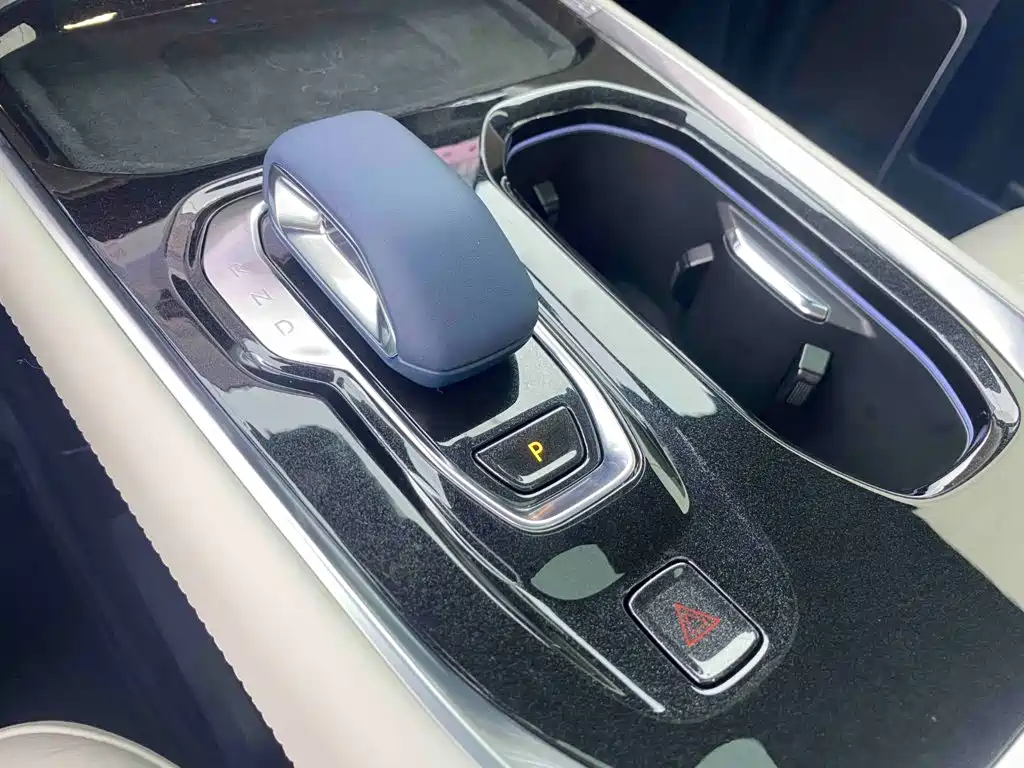 Jizhe 009 2024 7-seat Passage Edition Four-wheel Drive 140kWh