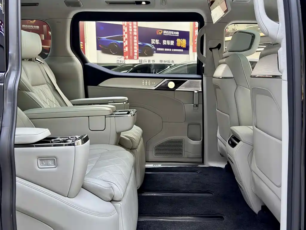 Volvo EM90 2025 Ultra Six-seat