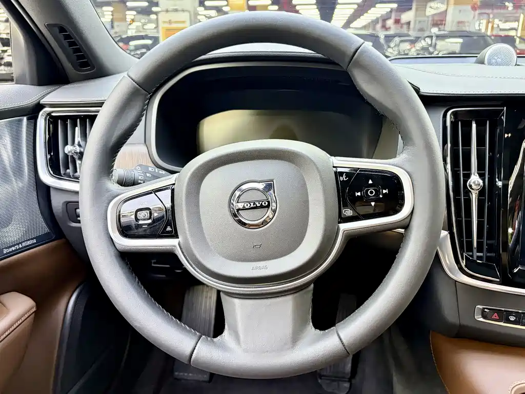 Volvo V90 2021 Cross Country B5 AWD Premium trim