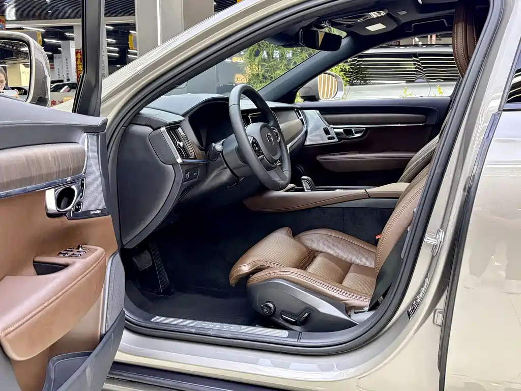 Volvo V90 2021 Cross Country B5 AWD Premium trim