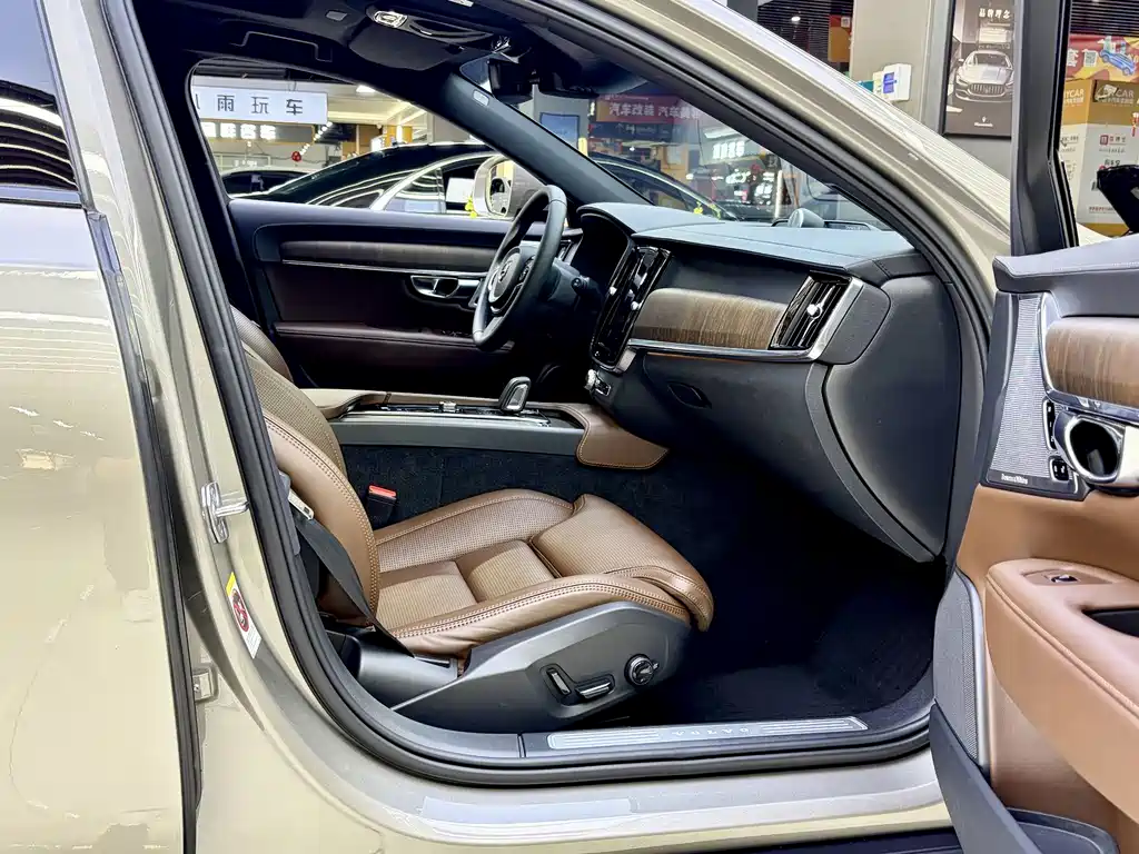 Volvo V90 2021 Cross Country B5 AWD Premium trim