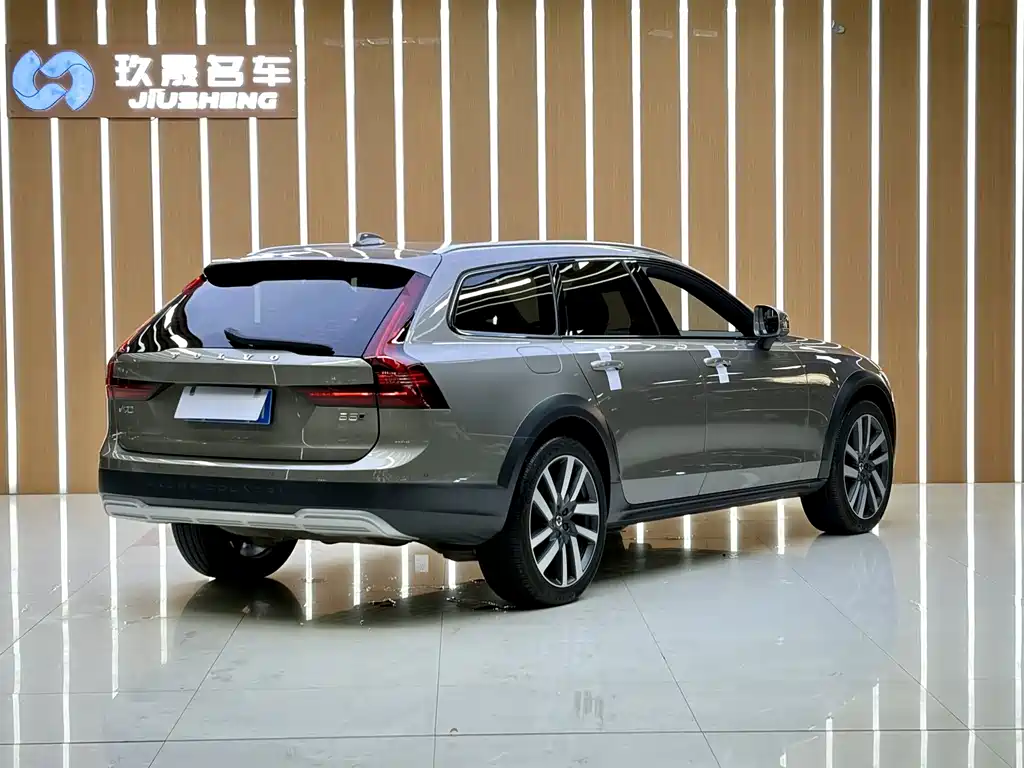 Volvo V90 2021 Cross Country B5 AWD Premium trim