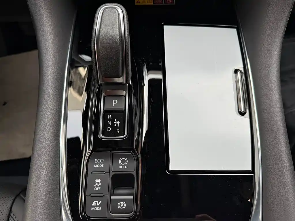 Alphard 2025款 Hybrid 2.5L Premium Gold Edition