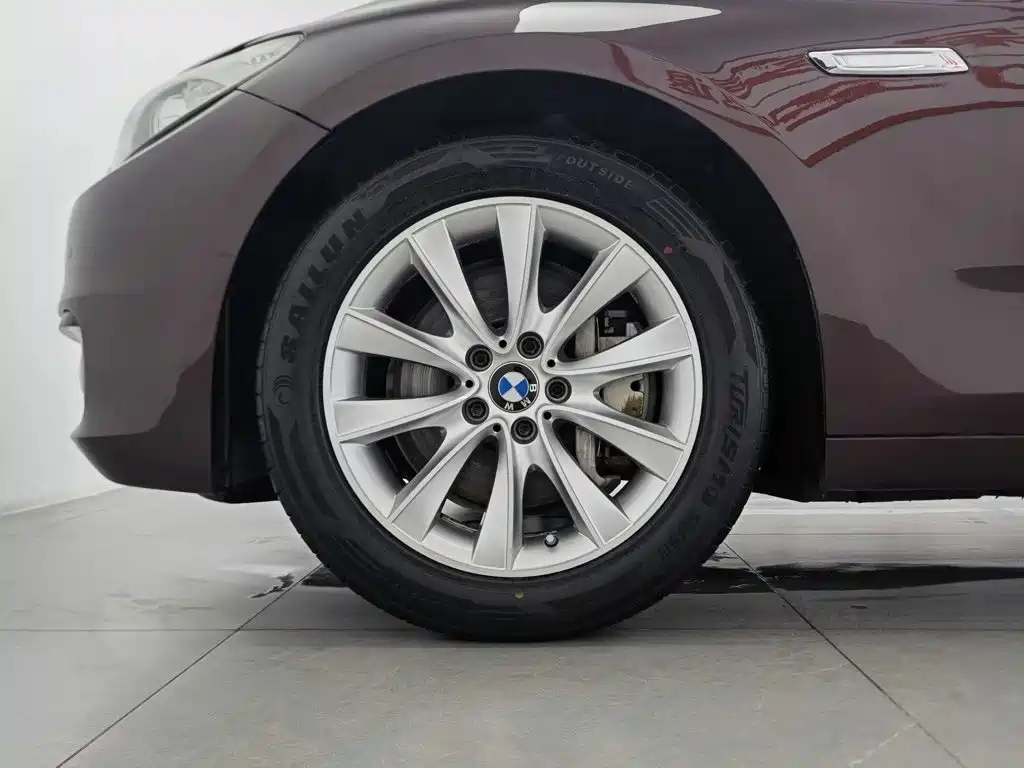 BMW 5 Series GT 2014 528i Leading Edition