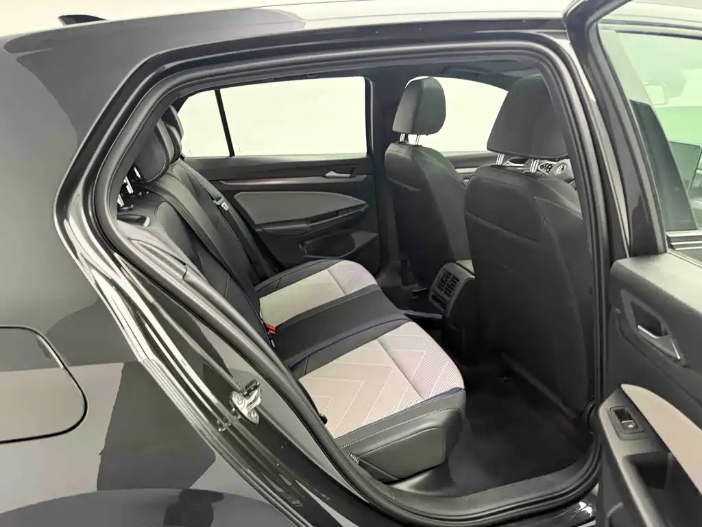 2025 Golf R-Line 300TSI