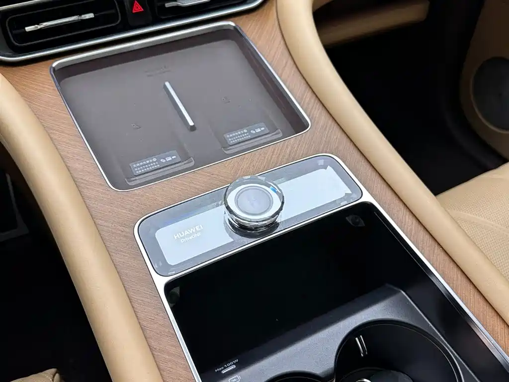 SUV 2025 Model Range-Extended Ultra Edition 52kWh 6-Seat Version 192-line LiDAR