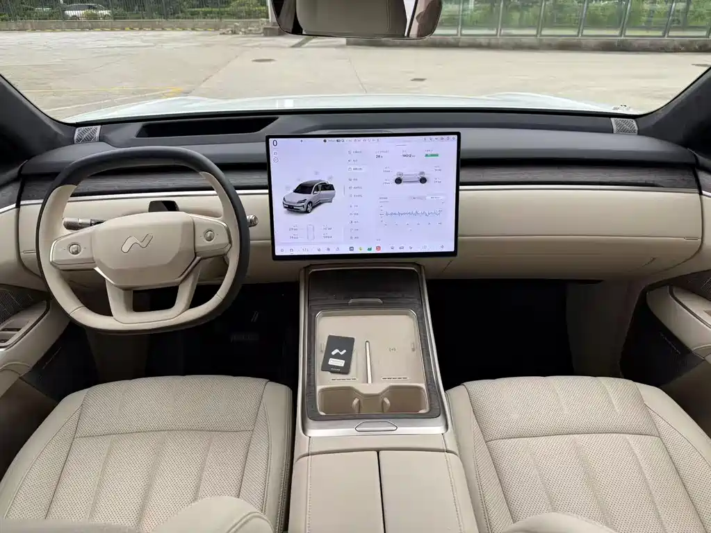 L90 Ultra 2025 6-seater