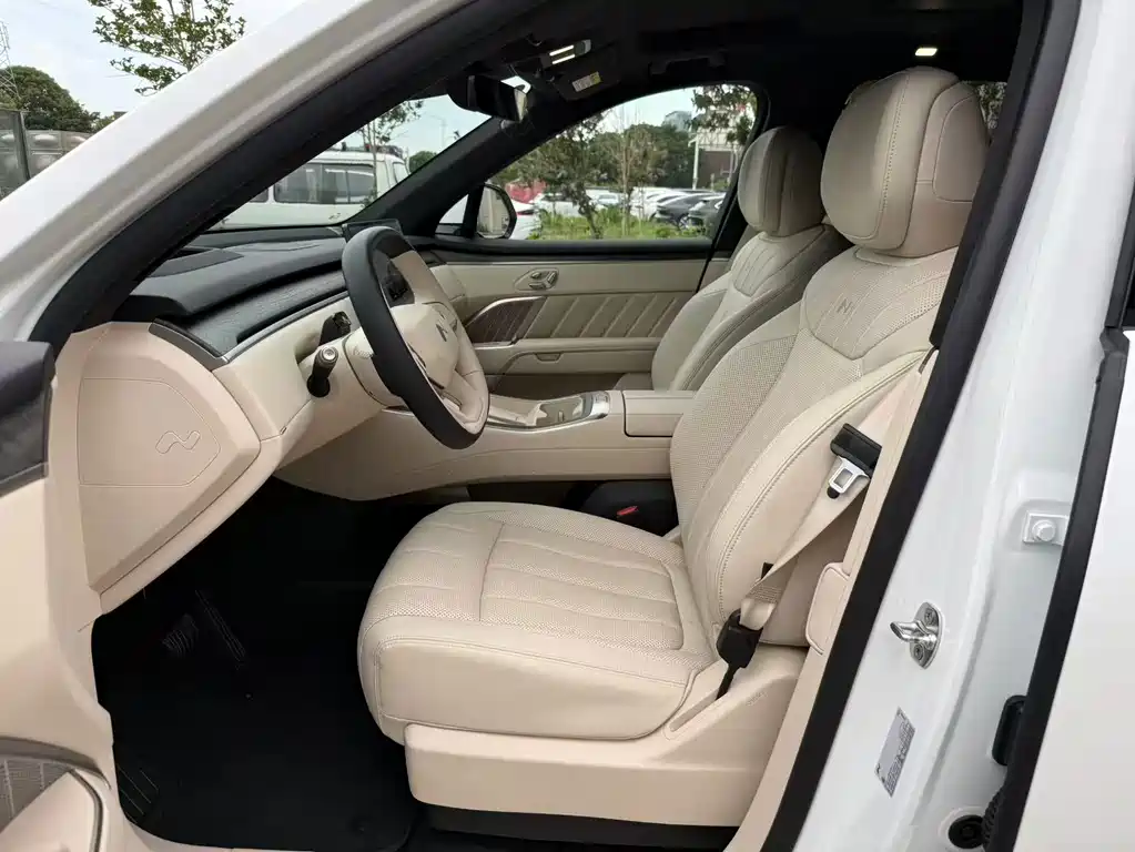 L90 Ultra 2025 6-seater