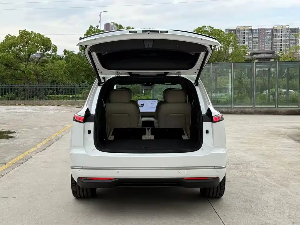 L90 Ultra 2025 6-seater