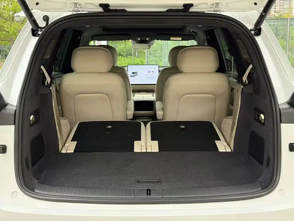 L90 Ultra 2025 6-seater