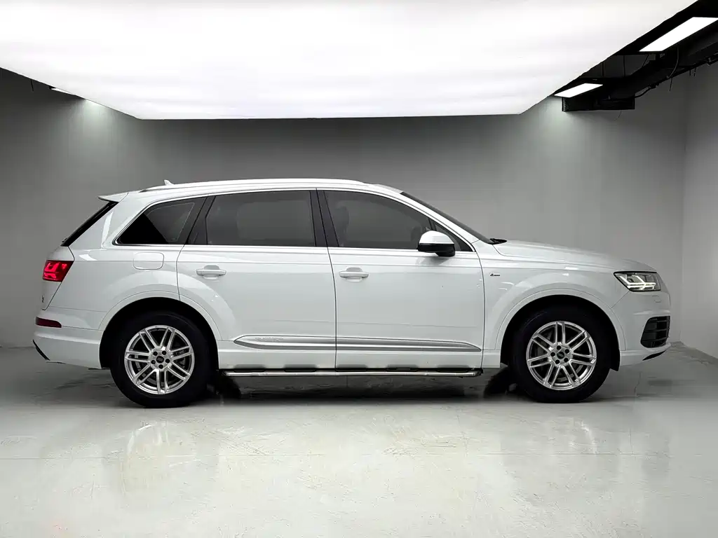 Audi Q7 2016 model Comfort Edition