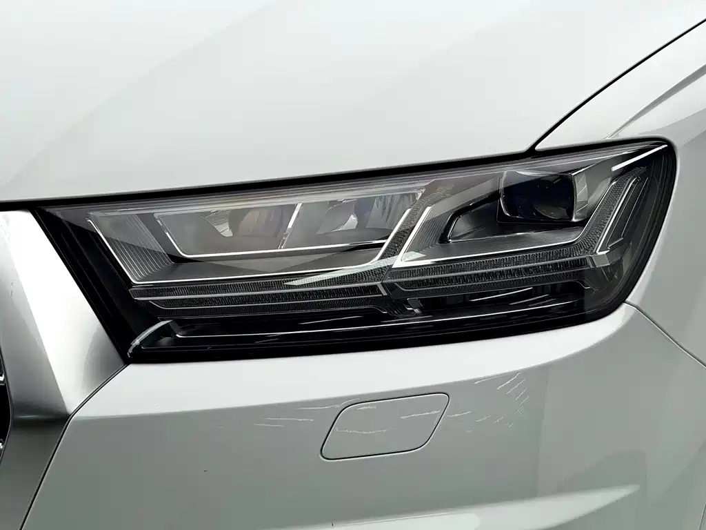 Audi Q7 2016 model Comfort Edition