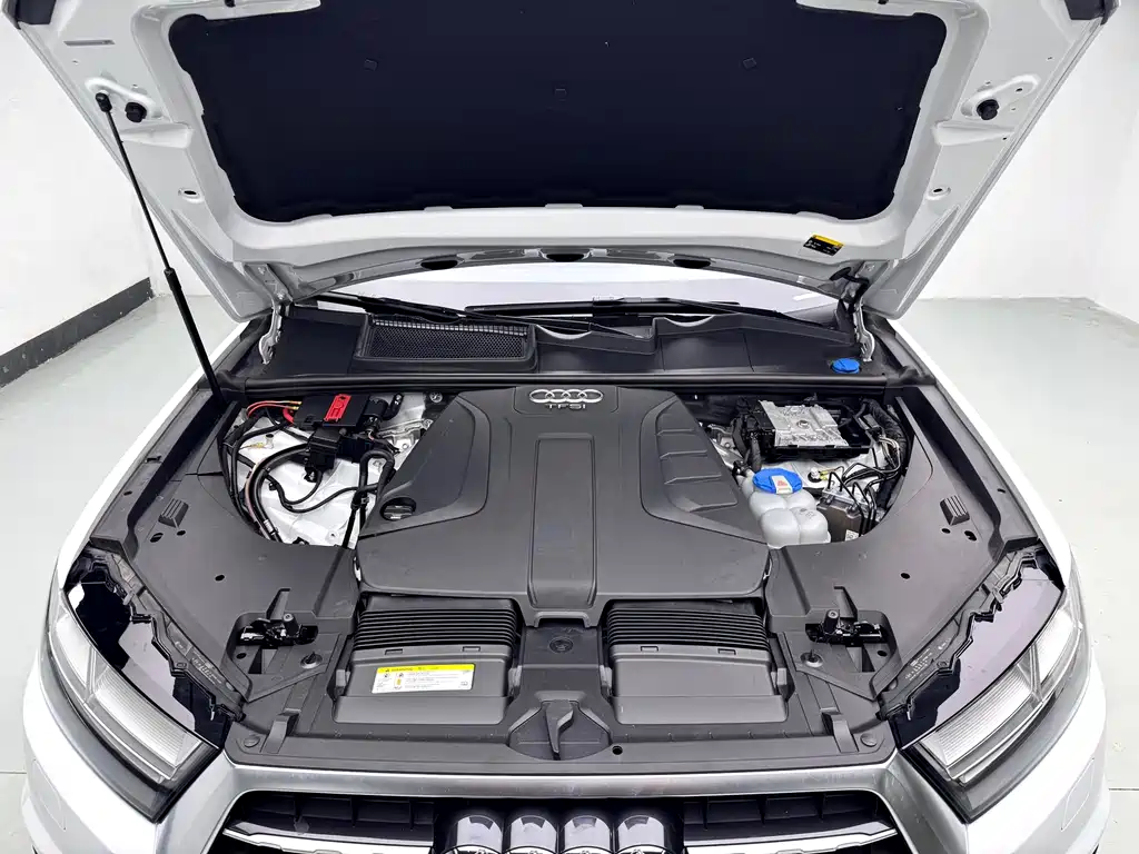 Audi Q7 2016 model Comfort Edition