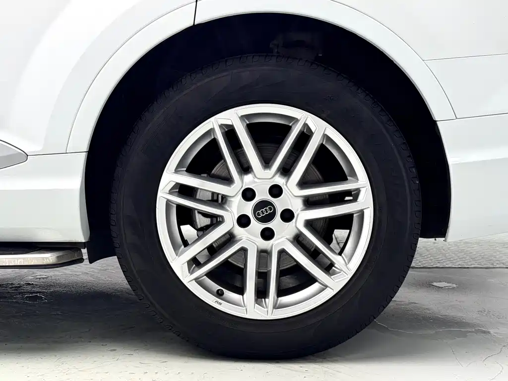 Audi Q7 2016 model Comfort Edition