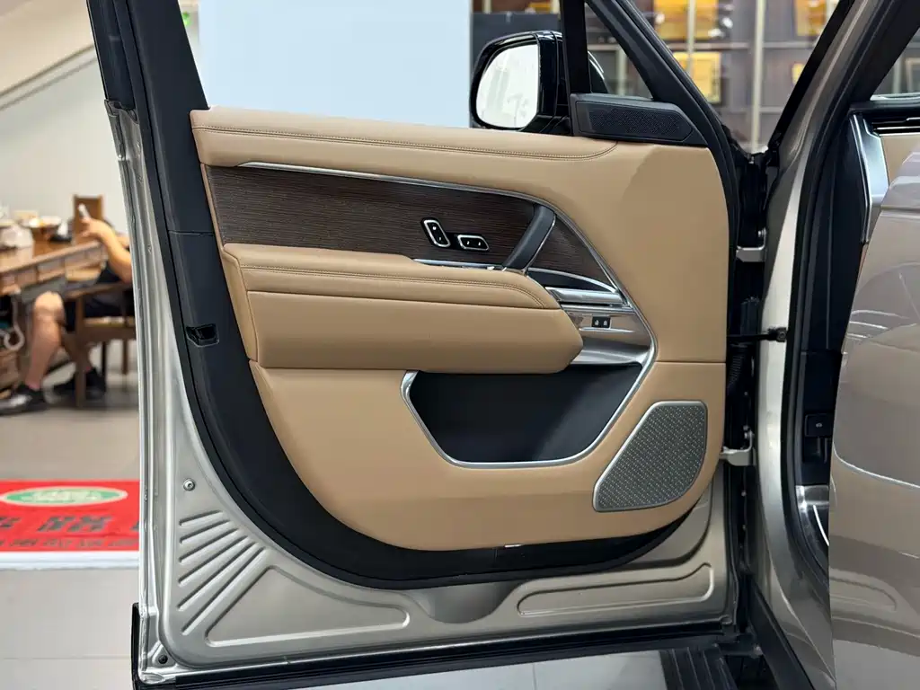 Range Rover 2023 Model 3.0 L6 400PS Classic Extended Edition
