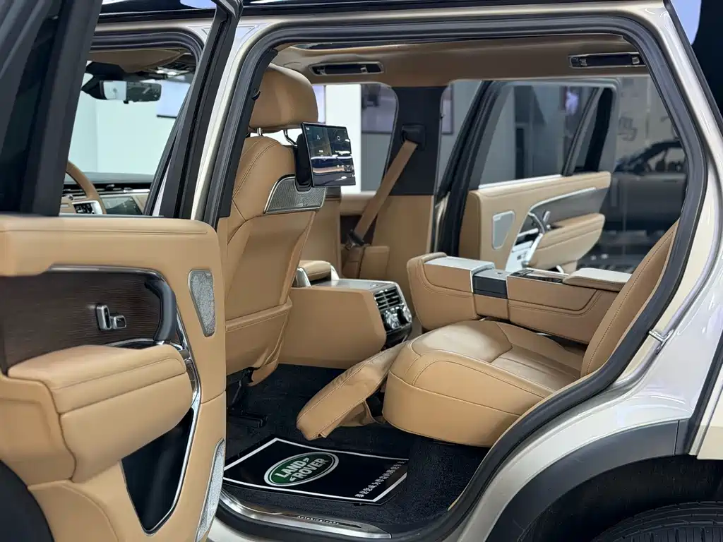 Range Rover 2023 Model 3.0 L6 400PS Classic Extended Edition