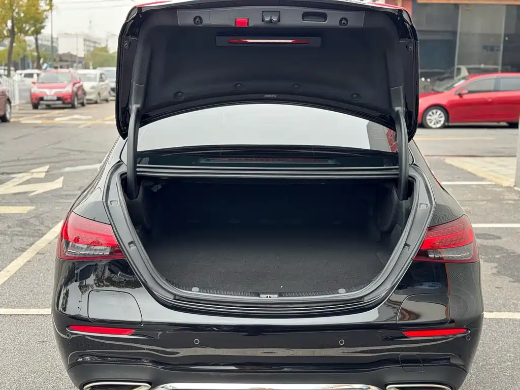 Mercedes-Benz E 350 e L Plug-in Hybrid Sports Sedan 2023