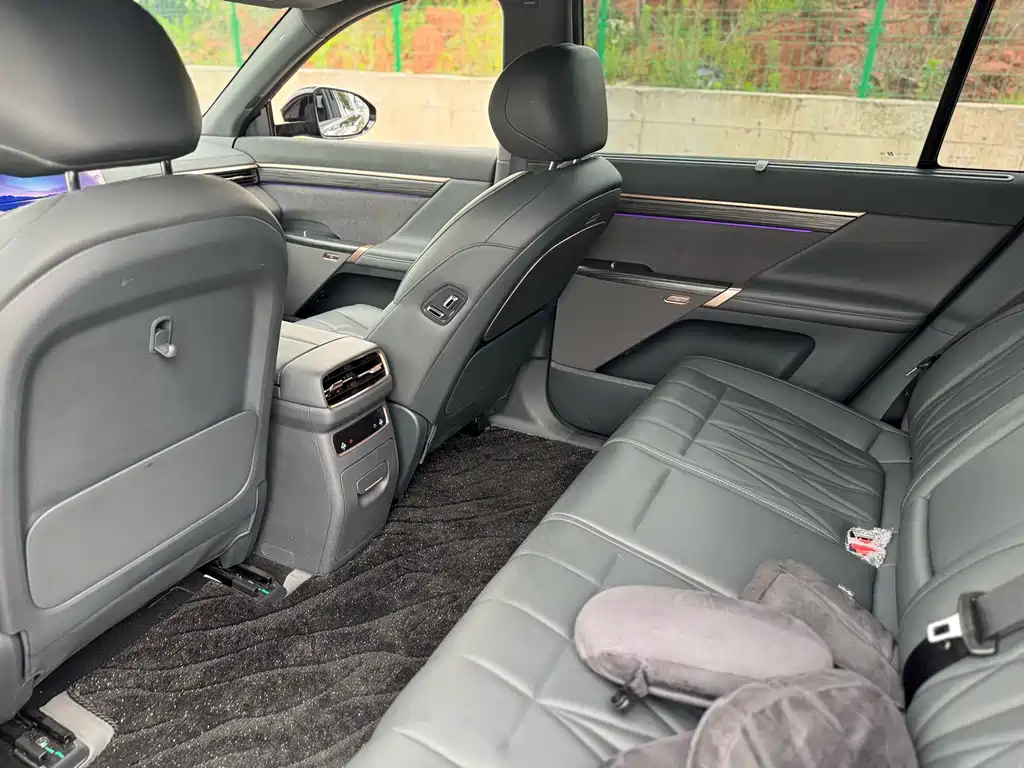 eπ008 2025 Edition 636Ultra Pure Electric 5-Seat