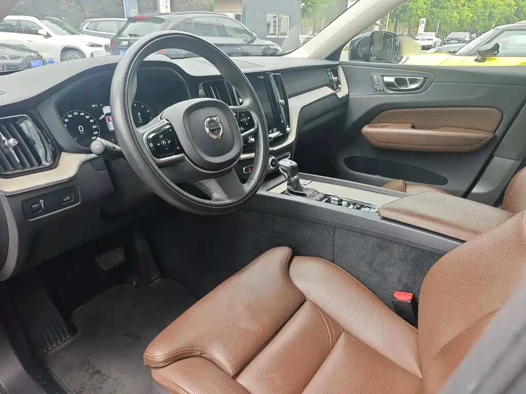 Volvo XC60 2020 T5 AWD Intelligent Distance Luxury Edition