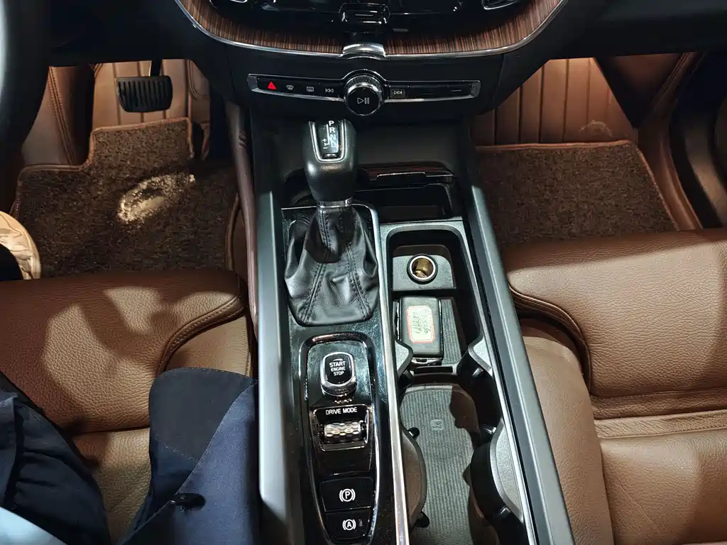 Volvo XC60 2021 T5 AWD Intelligent Distance Luxury Edition