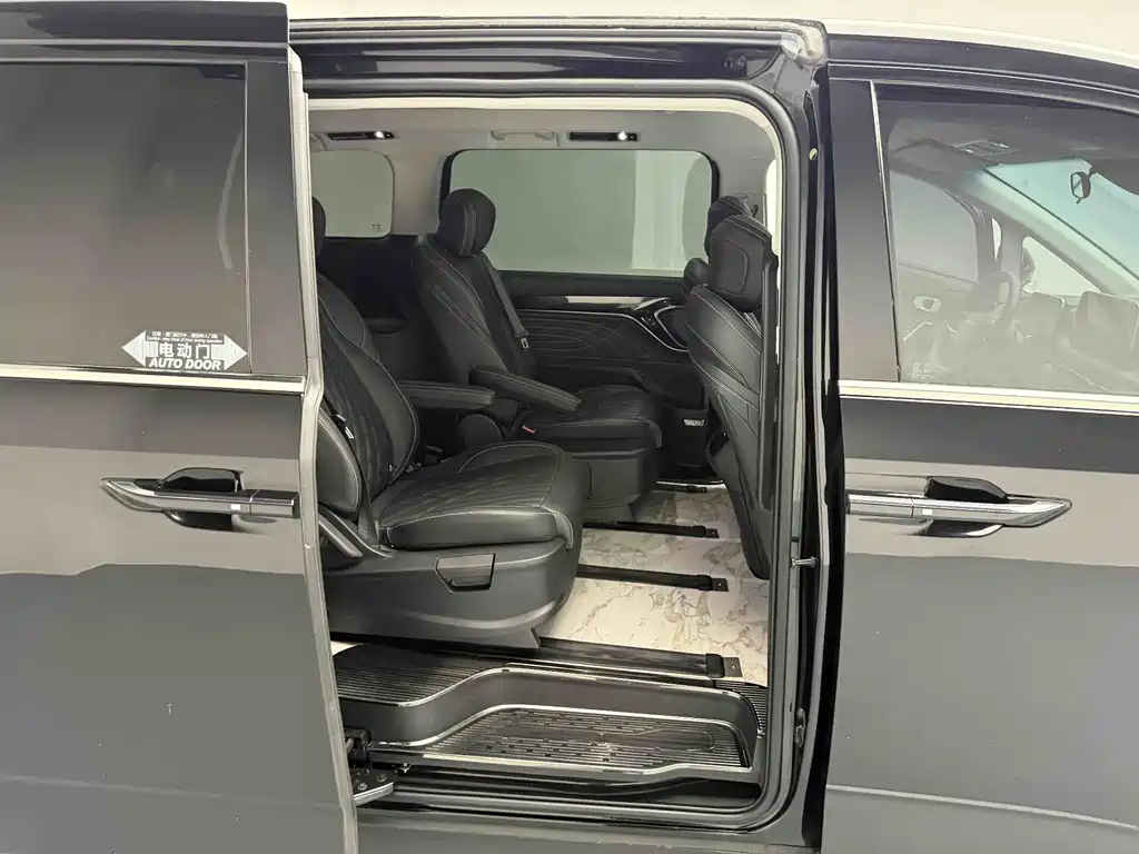 Dongfeng Fengguang G90 2022 2.0T Star Cloud 7-seat Edition