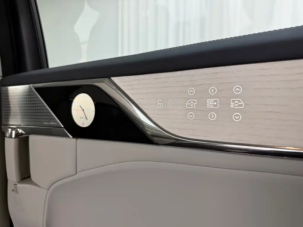Volvo EM90 2025 Ultra Six-seat