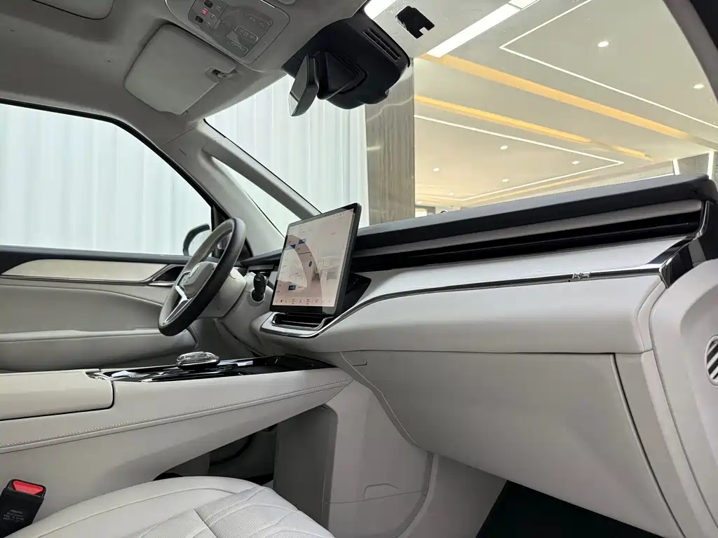 Volvo EM90 2025 Ultra Six-seat
