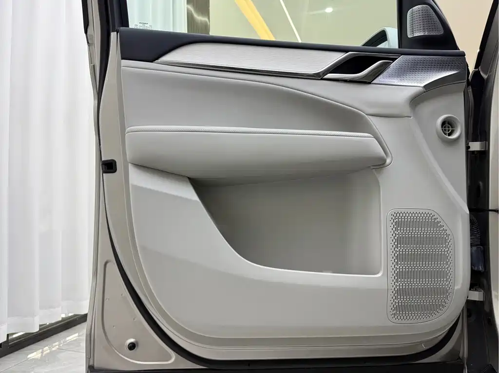 Volvo EM90 2025 Ultra Six-seat