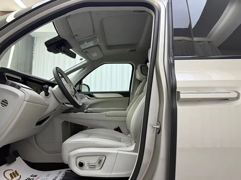Volvo EM90 2025 Ultra Six-seat
