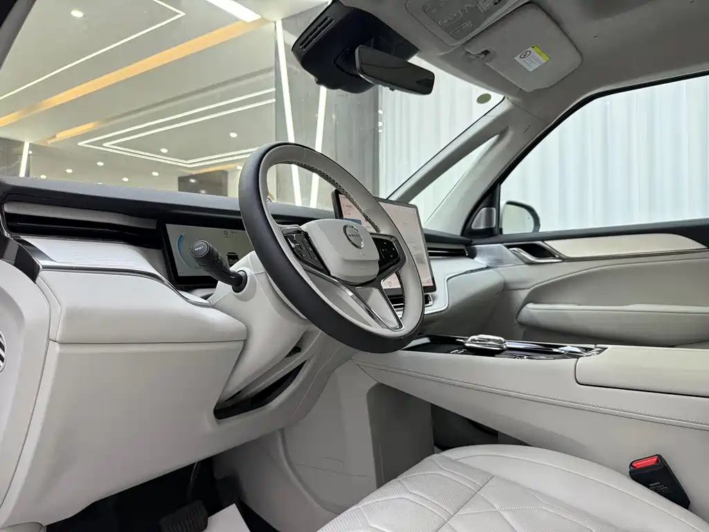 Volvo EM90 2025 Ultra Six-seat