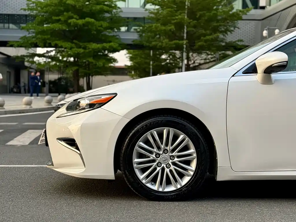 Lexus ES 200 Elite Edition 2015