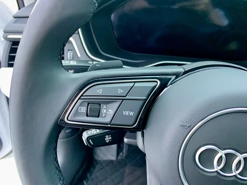 Audi A4L 2023 40 TFSI Fashion Dynamic Edition