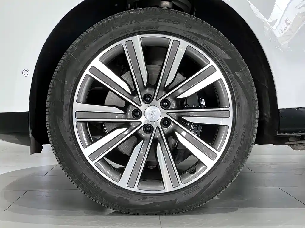Range Rover 2024 Model 3.0 L6 400PS Classic Extended Edition