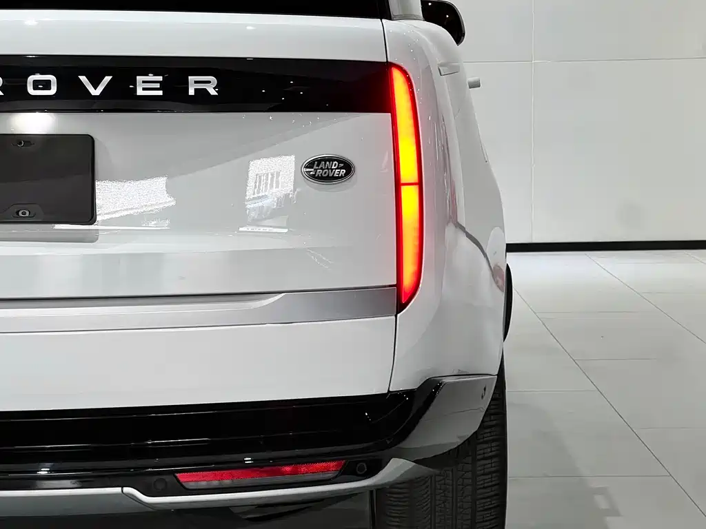 Range Rover 2024 Model 3.0 L6 400PS Classic Extended Edition