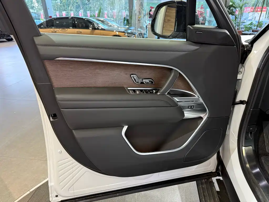 Range Rover 2024 Edition 3.0 L6 400PS Grand Extended Version
