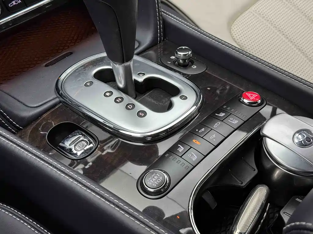 Audi A8 2015 model 4.0T GT V8 standard edition