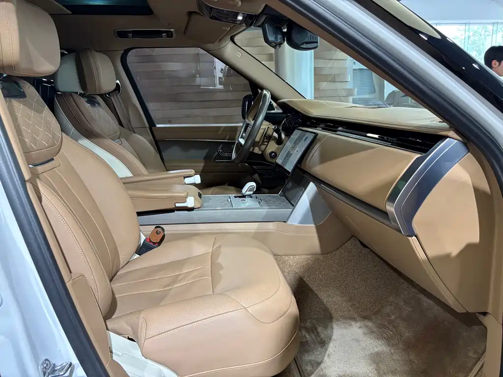 Range Rover 2024 3.0 L6 400PS SV尊荣创世加长版 4座