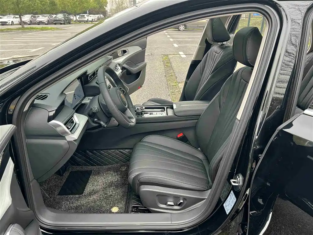 Hongqi H5 2025 Model 2.0T Automatic Qi Chang Edition