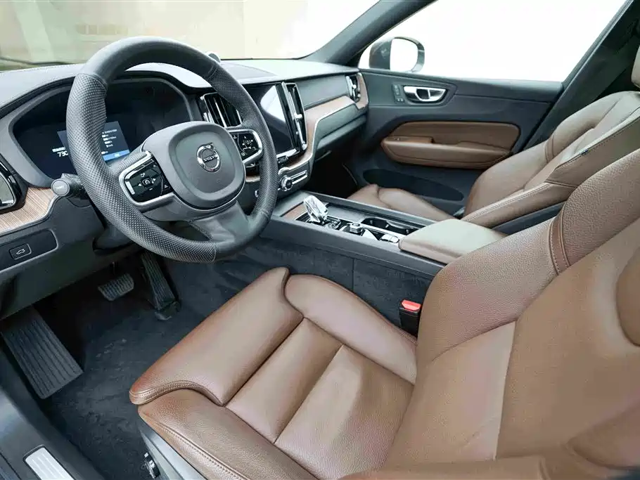 Volvo XC60 2023 B5 AWD Intelligent Distance Luxury Edition