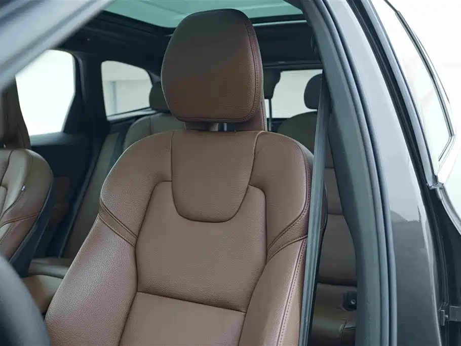 Volvo XC60 2023 B5 AWD Intelligent Distance Luxury Edition
