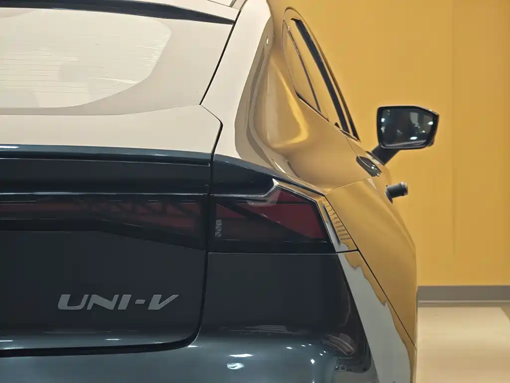 Changan UNI-V 2022 Model 1.5T Smart Navigation Edition