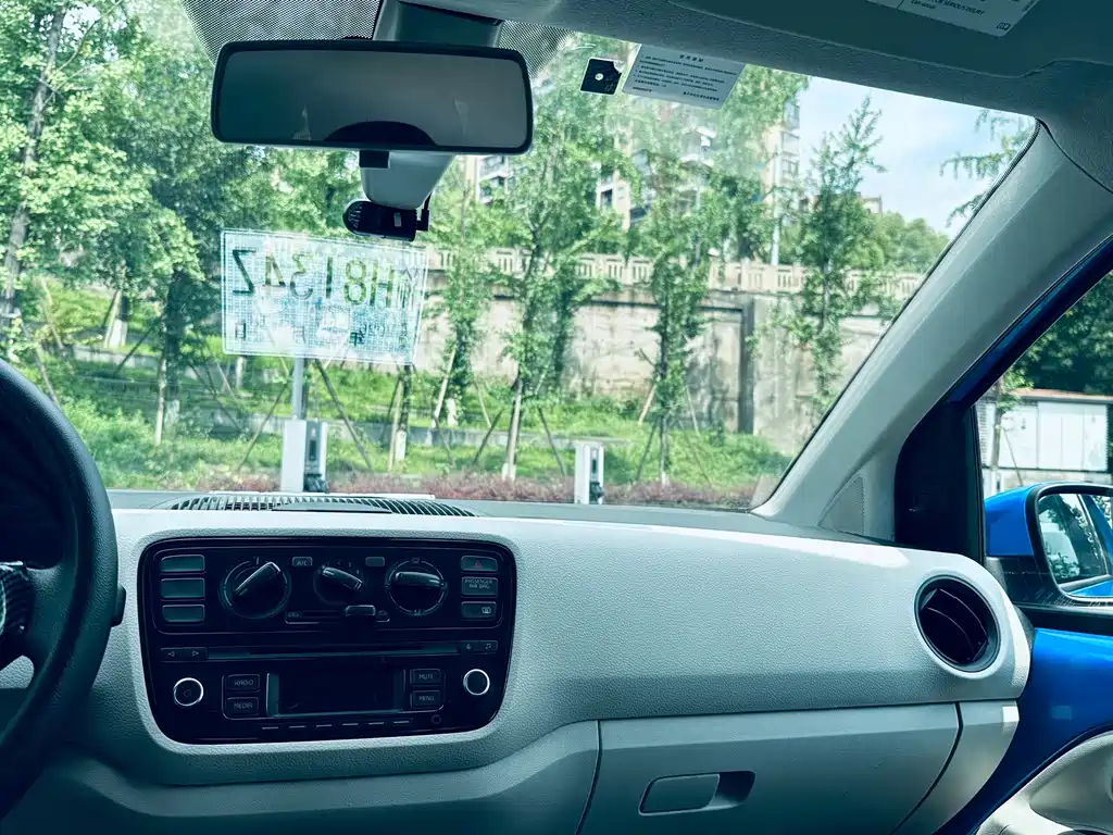 Volkswagen Up! 2015 model 1.0L move up!