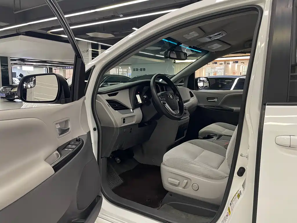 Sienna 2015 3.5L Two-Wheel Drive LE