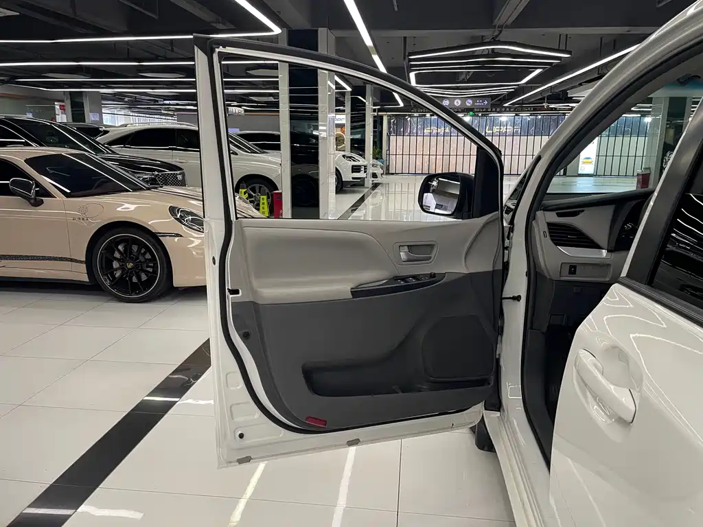 Sienna 2015 3.5L Two-Wheel Drive LE
