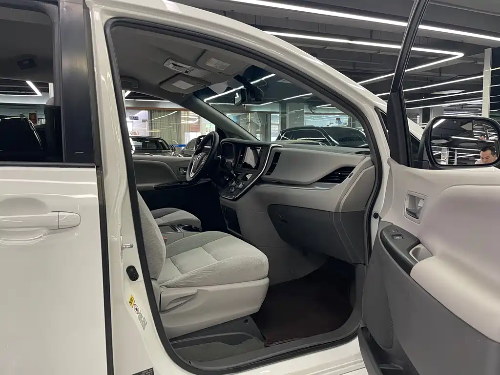 Sienna 2015 3.5L Two-Wheel Drive LE
