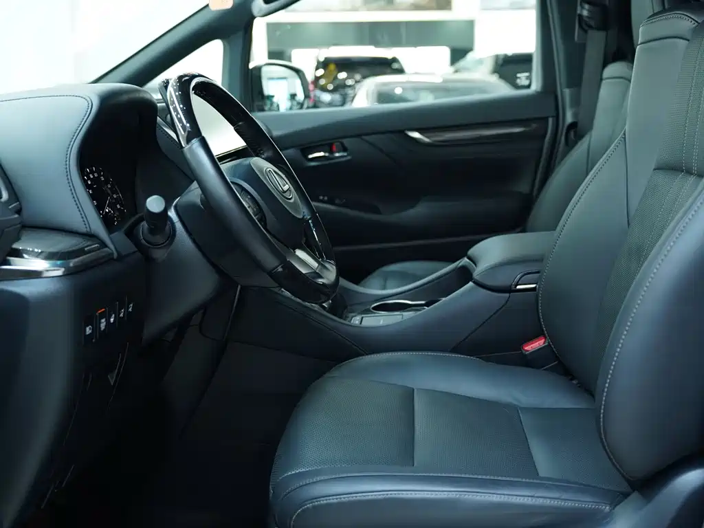 Lexus LM 2020 300h 7-seat Junya Edition