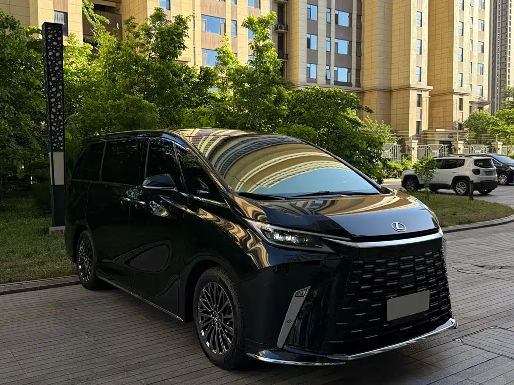 Lexus LM 2023 350h 7-Seat Junya Edition
