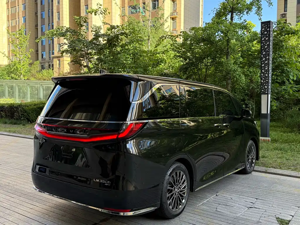 Lexus LM 2023 350h 7-Seat Junya Edition