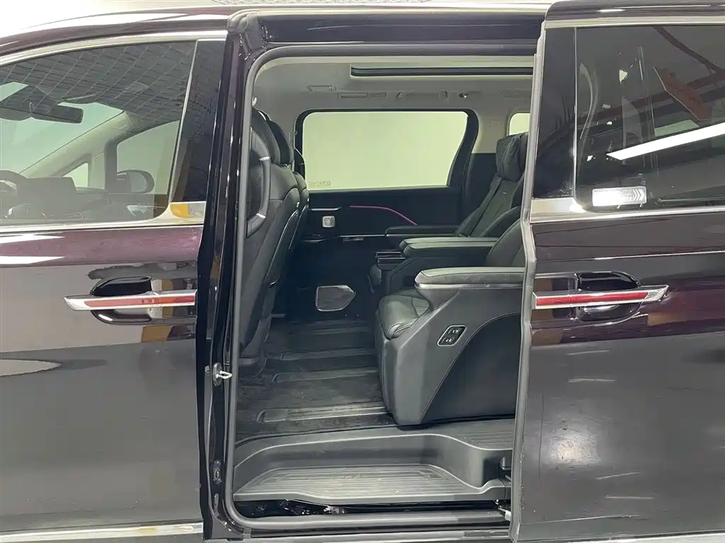 红旗HQ9 PHEV 2024 Edition 2.0T All-Wheel Drive Luxury Version