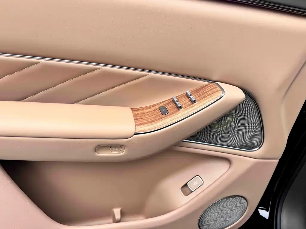SUV M8 2025 Edition Range-Extended Ultra Version 53.4kWh 6-Seat Version 192-line LiDAR)